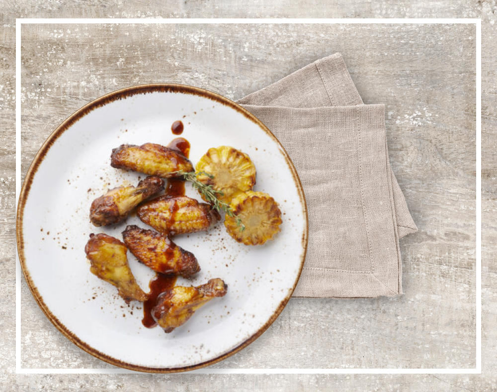Alitas De Pollo Bbq Con Mazorca De Maíz Alitas De Pollo Bbq Con Mazorca De Maíz